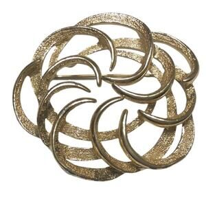 Vintage Sarah Coventry tailored swirl brooch gold tone pin signed MCM retro 2"